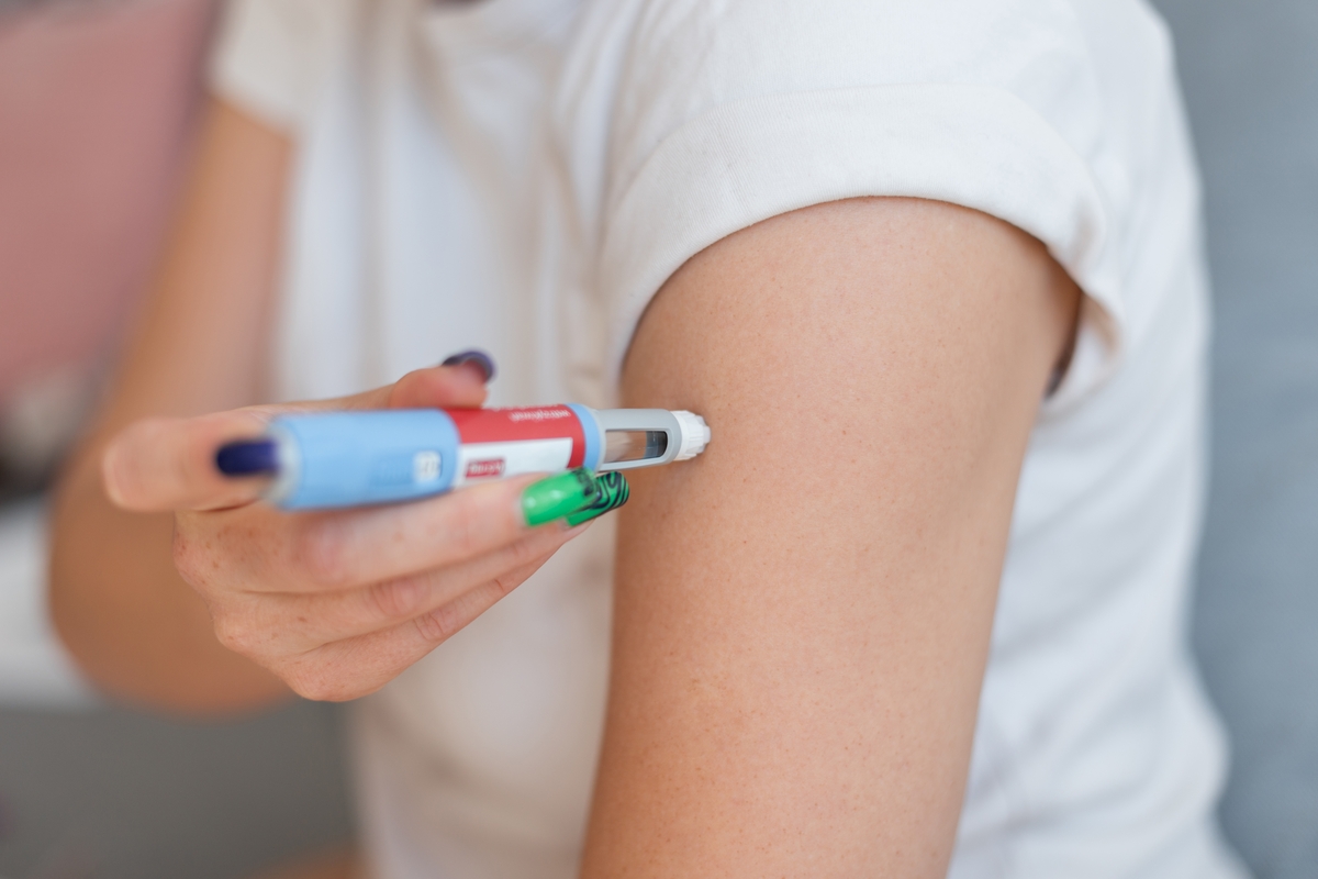 mujer inyectándose ozempic en el brazo