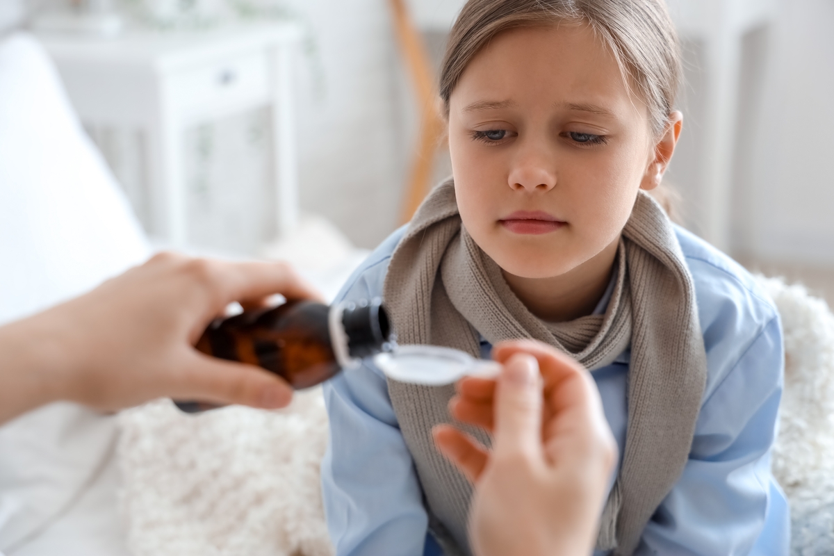 niña mirando con desconfianza la medicina 