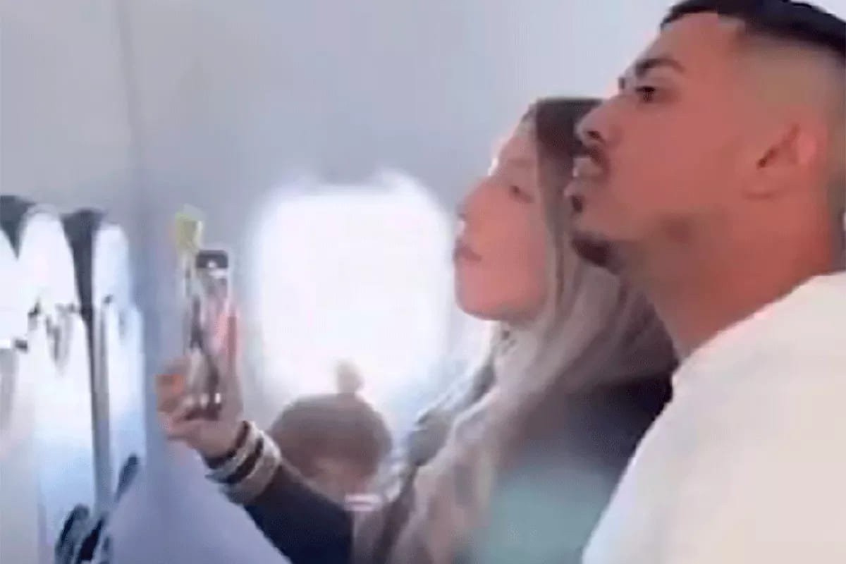 ¡Su cara es un poema! La genial reacción de un padre al saber que tendrá otro bebé de la forma más original anuncio embarazo padre avion