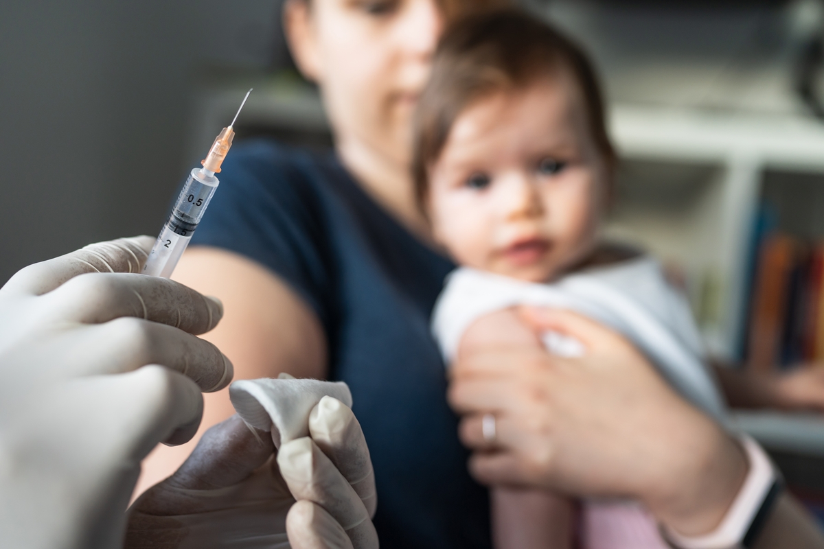 vacuna BCG antes de ser aplicada a un niño