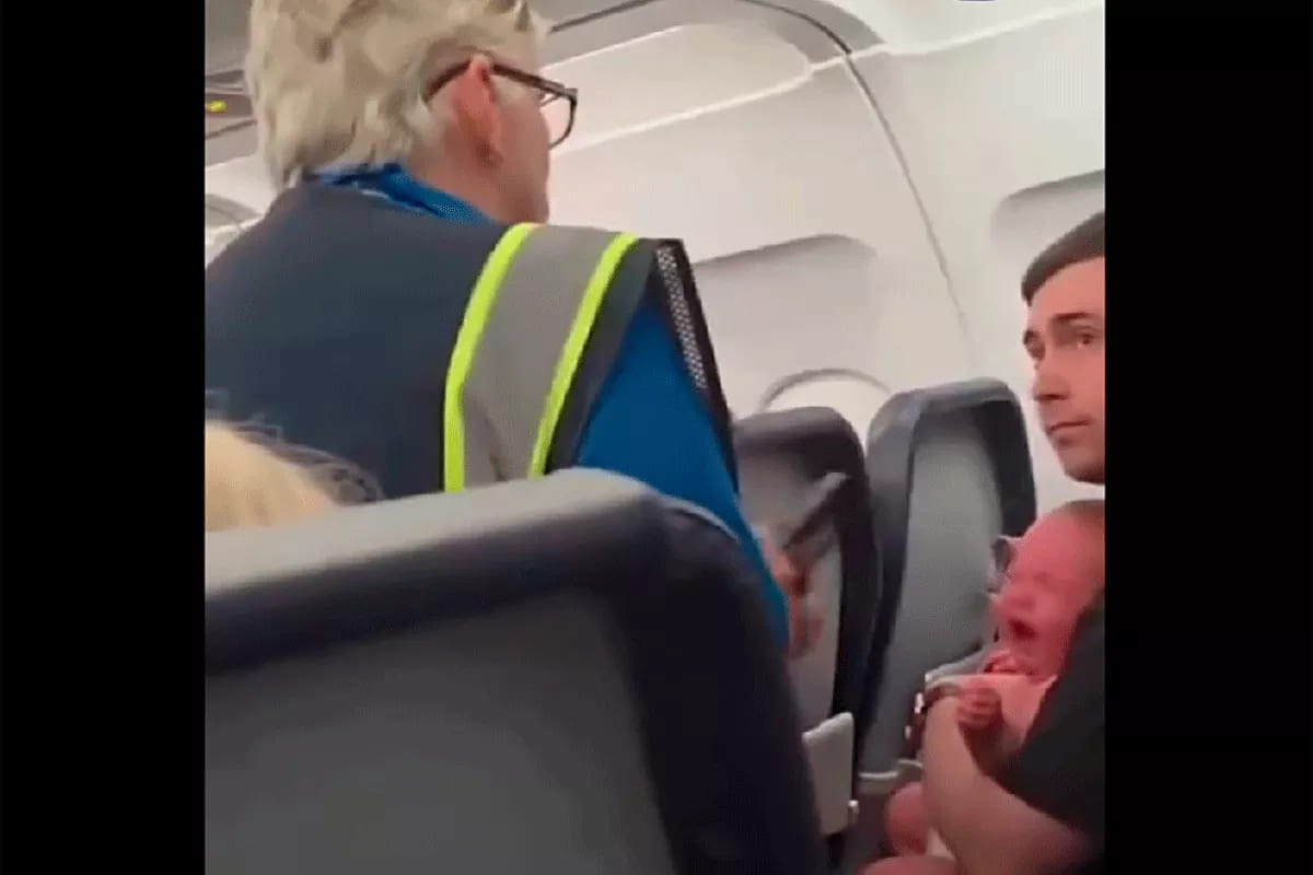 expulsados avion llanto bebe