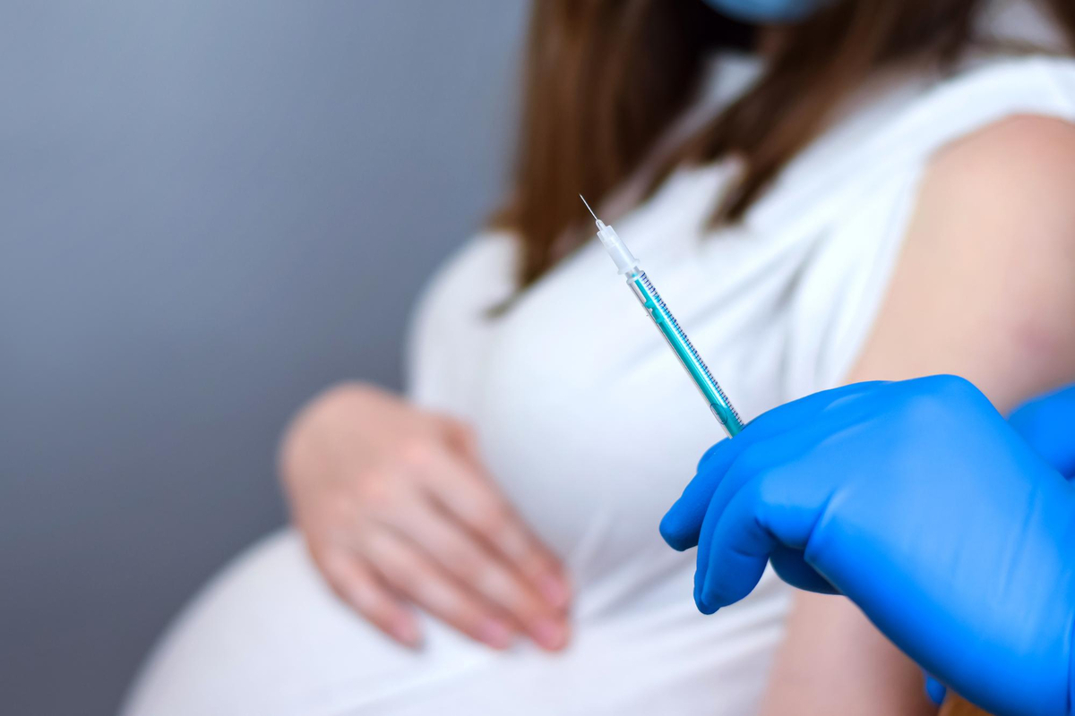 mujer embarazada recibiendo carga de botox 