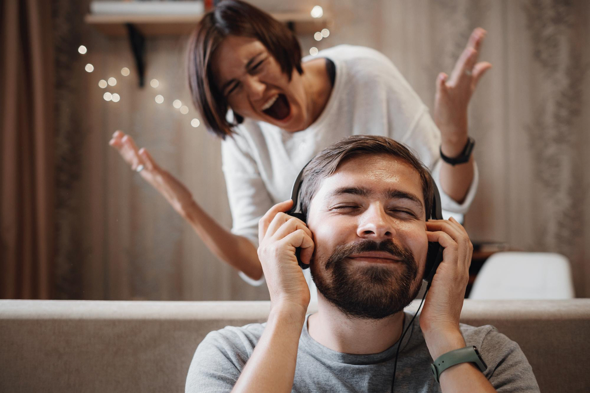 Qué fácil ser padre (ser madre, no tanto) papá relajado y mamá estresada