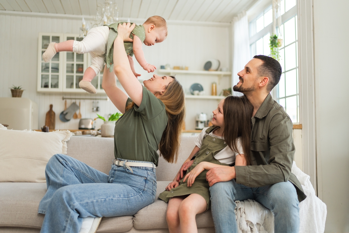 Familia de 4 miembros vestidos de verde siendo felices 