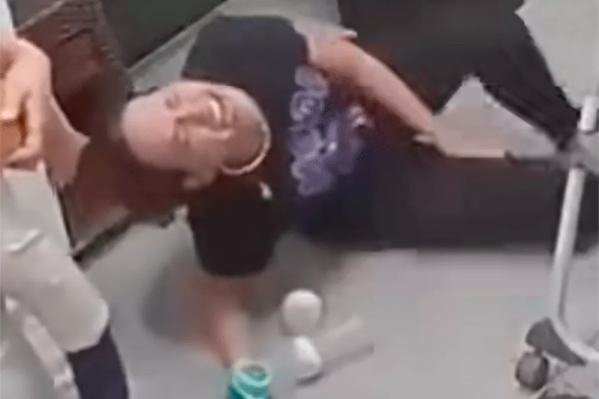 Intentó darle el biberón… pero se equivocó de ‘bebé': el video que todas las madres entienden al segundo Se equivoco de bebe