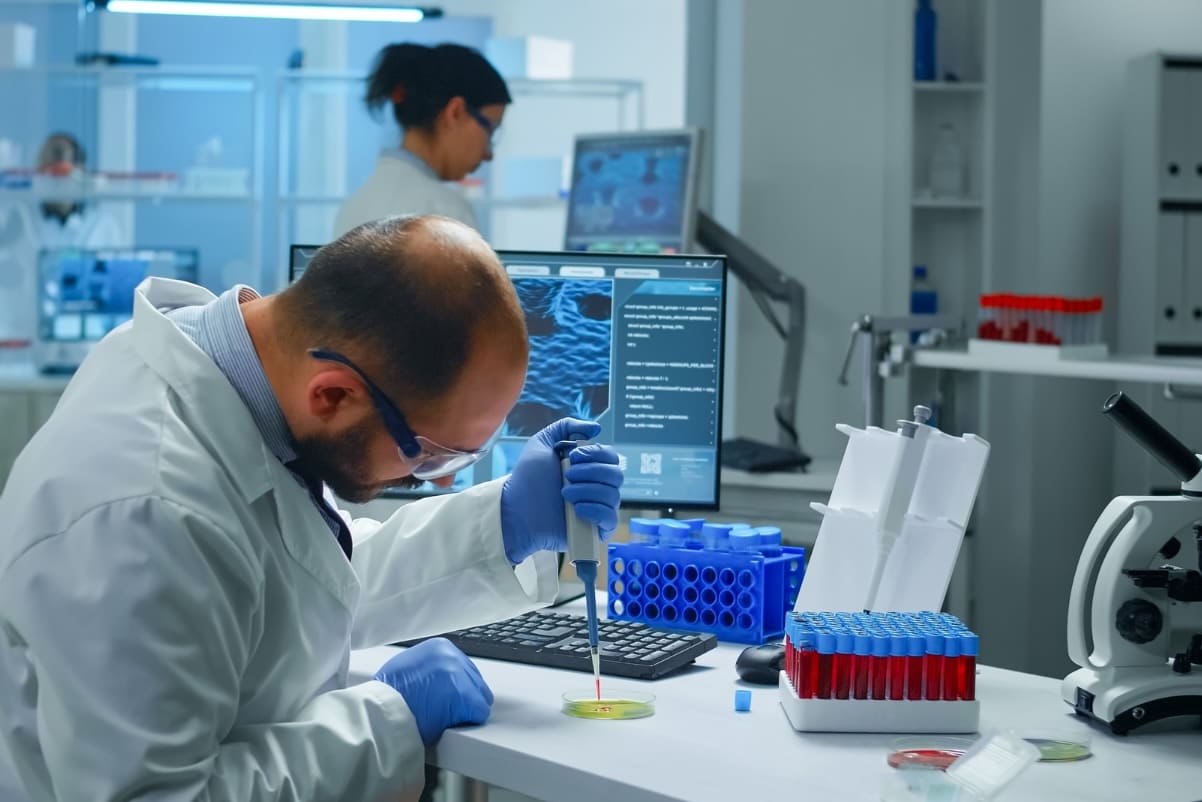 ¿Qué es el virus Nipah y cómo proteger a tus hijos? espacialistas analizando el virus nipah