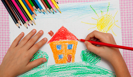 nino coloreando casa