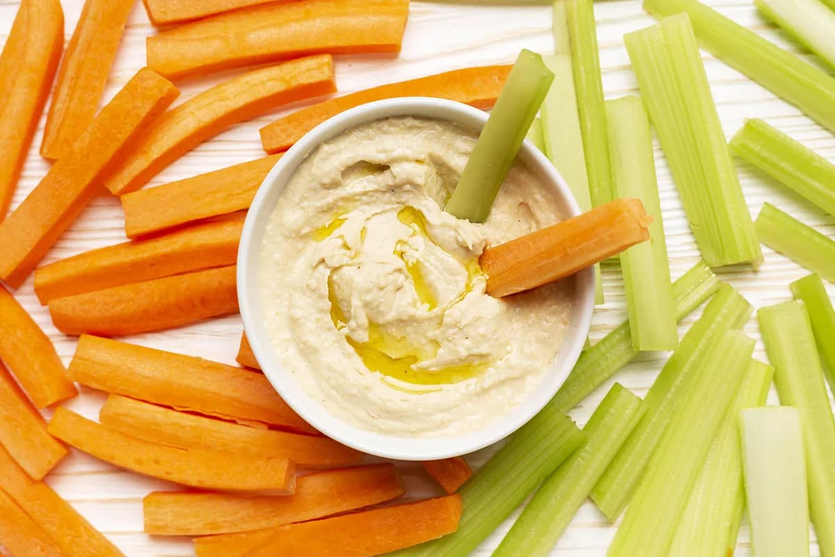 palitos-verduras-dip-aguacate-merienda