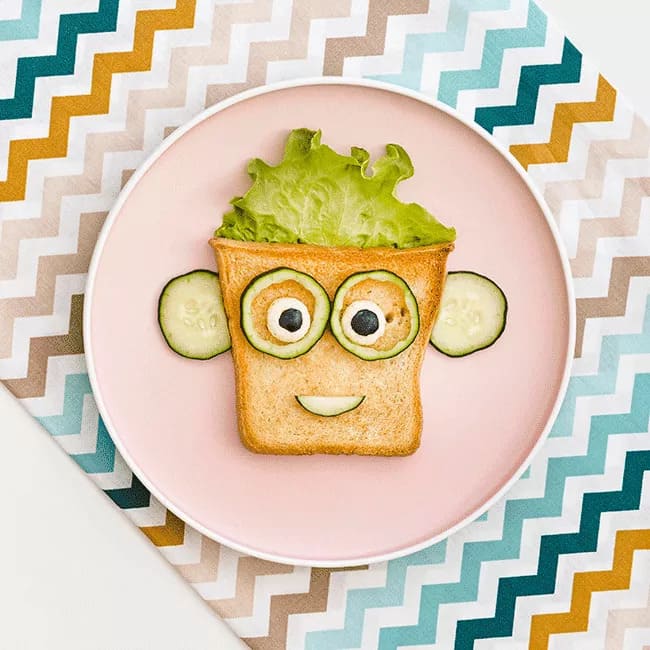 tostadas-integrales-con-aguacate-merienda