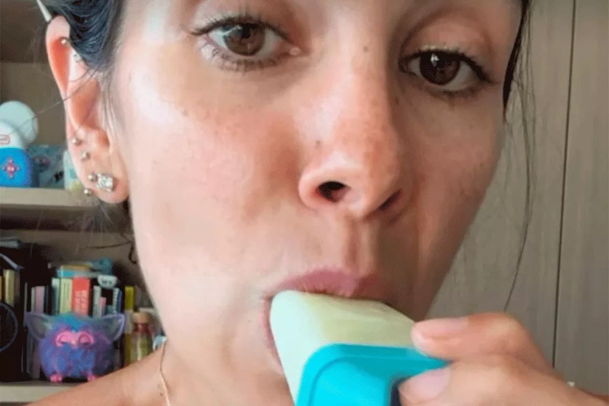 Conductora de televisión hace paletas de hielo con leche materna para sus hijos, las prueba y... ¡así responde a quienes la critican! paletas leche materna