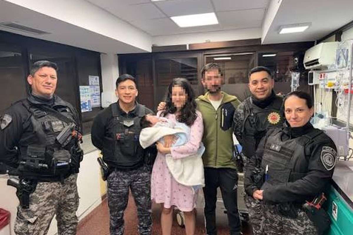 ¡Volvió a llorar! Policías reaniman a un bebé de un mes y logran salvarle la vida policias reaniman bebe