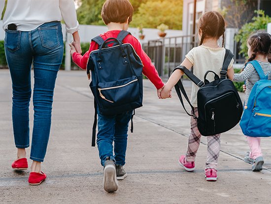 ¿Cómo debe ser la participación de los padres de familia en la escuela?
