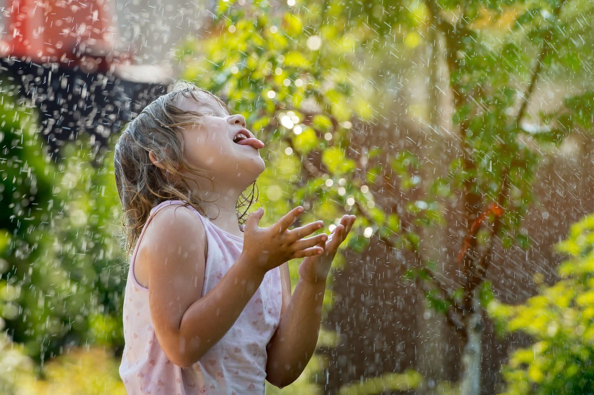 ¿La lluvia enferma a los niños? Mitos y verdades